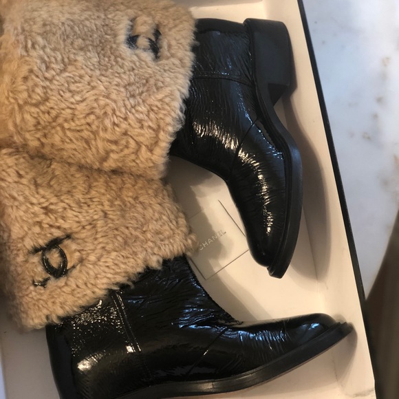Authentic pair of CHANEL wool lined boots. - Picture 5 of 8
